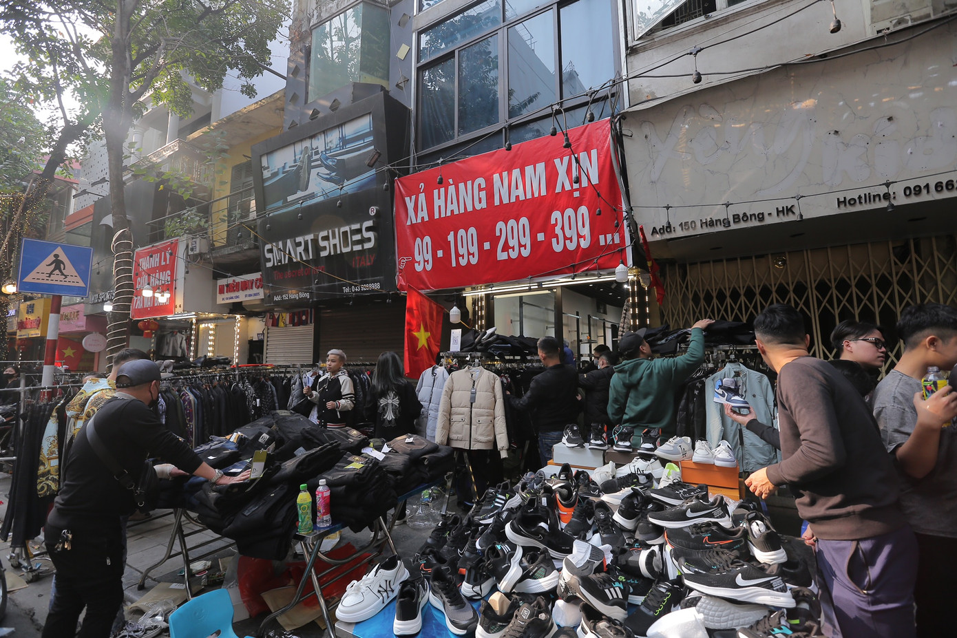 Các mặt hàng thời trang giảm giá thu hút khá đông khách hàng