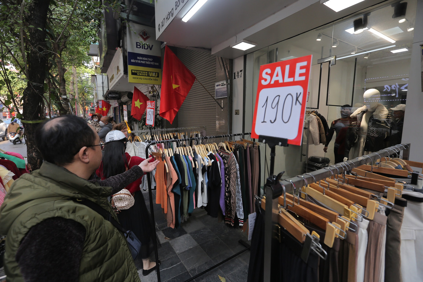Thời tiết rét lạnh dịp Tết nên quần áo mùa đông thu hút khách hàng.