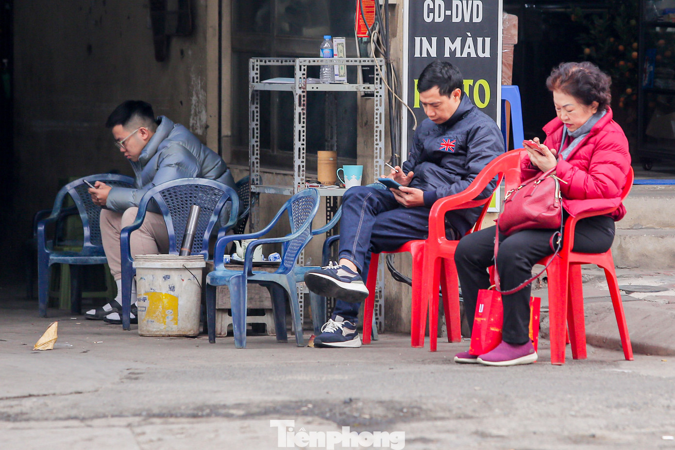 Trung bình mỗi chiếc xe máy mất khoảng 30-45 phút ngồi đợi để đến lượt.