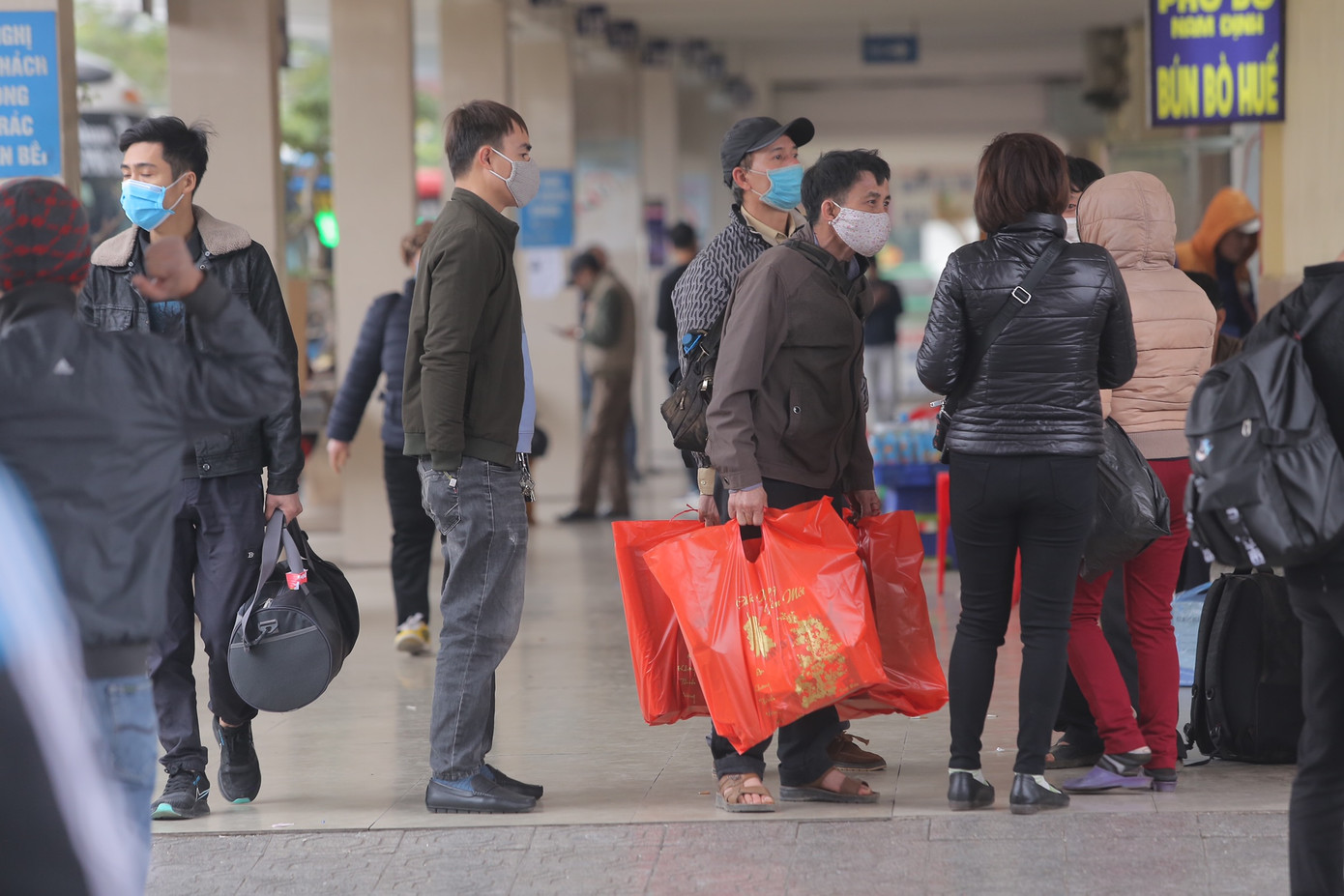 Những món quà, túi quà Tết được người dân mang theo rời Hà Nội.