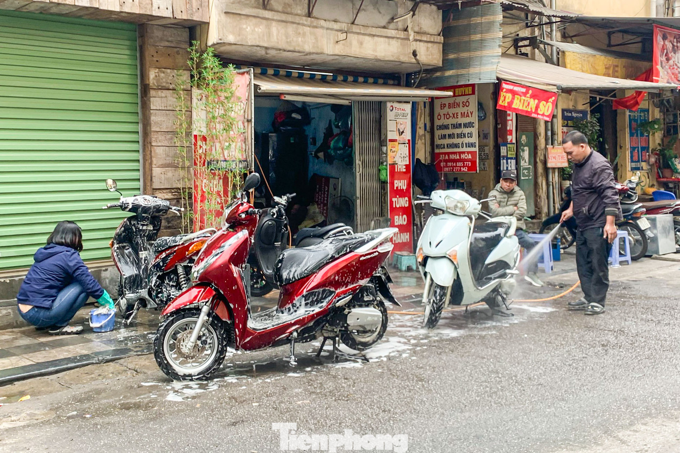 Vợ chồng anh Tuân tại phố Nhà Hỏa tất bật từ sáng, làm việc không ngưng tay trong những ngày cận Tết.