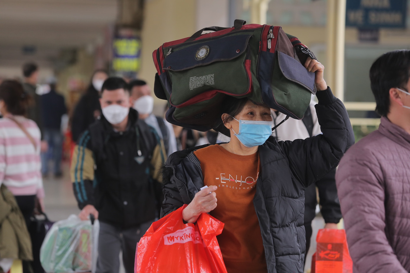 Thậm chí còn đội hành lý lên đầu.