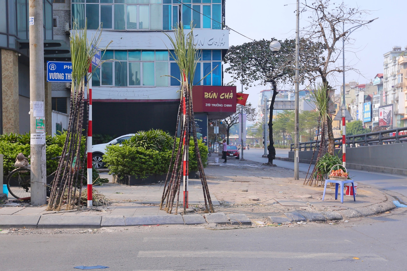 Mía lộc được dựng sẵn chờ người mua tại phố Vương Thừa Vũ.