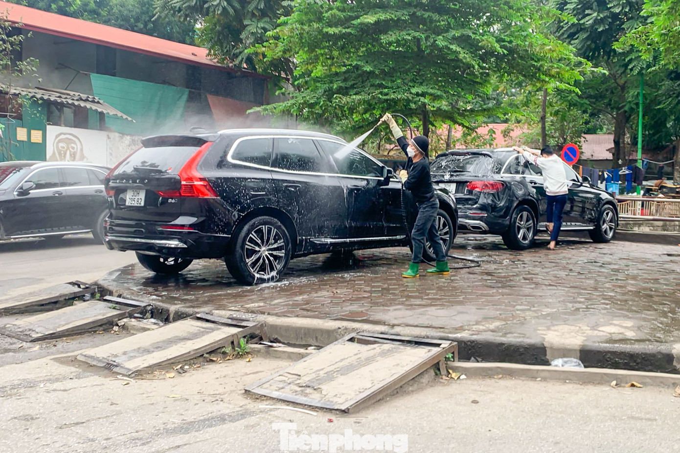 Lượng xe lớn, nhiều cơ sở tận dụng vỉa hè, lòng đường để làm nơi rửa xe.