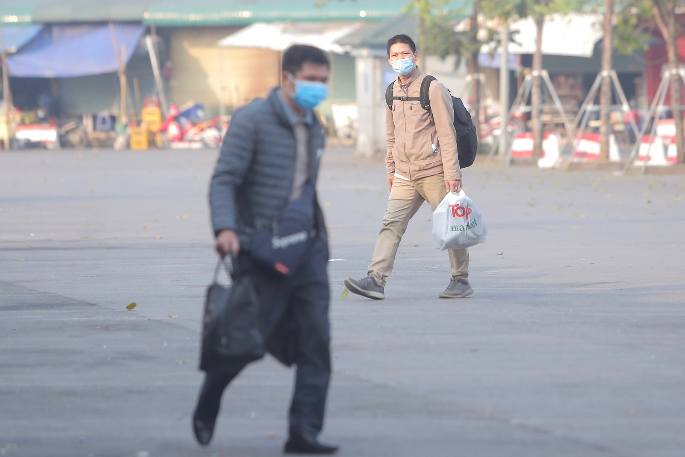 Lác đác một vài người tìm xe về trong chiều 30 Tết.