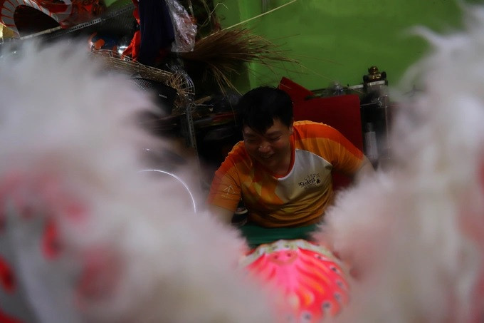 Công việc tạo ra nguồn thu nhập cao, ổn định cho người thợ. Nhưng họ phải đánh đổi khoảng thời gian bên gia đình bởi phải đi biểu diễn lân đến hết rằm tháng Giêng mới về nhà (Ảnh: Nguyễn Vy). Công việc tạo ra nguồn thu nhập cao, ổn định cho người thợ. Nhưng họ phải đánh đổi khoảng thời gian bên gia đình bởi phải đi biểu diễn lân đến hết rằm tháng Giêng mới về nhà (Ảnh: Nguyễn Vy).