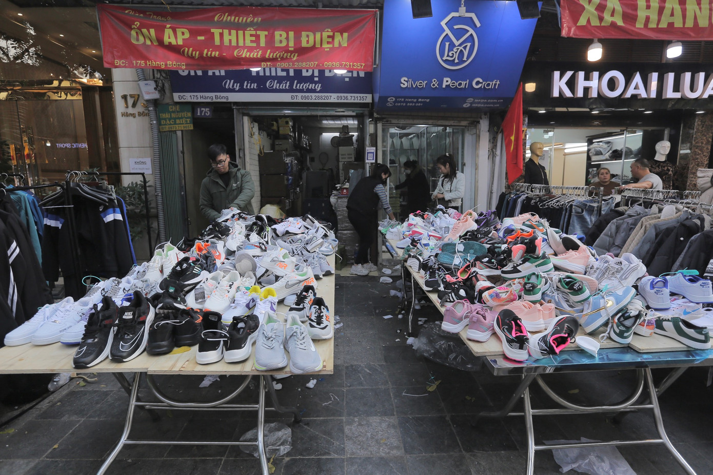 Các sản phẩm giày, dép tràn vỉa hè, mua nhanh bán vội trong ngày cuối năm.
