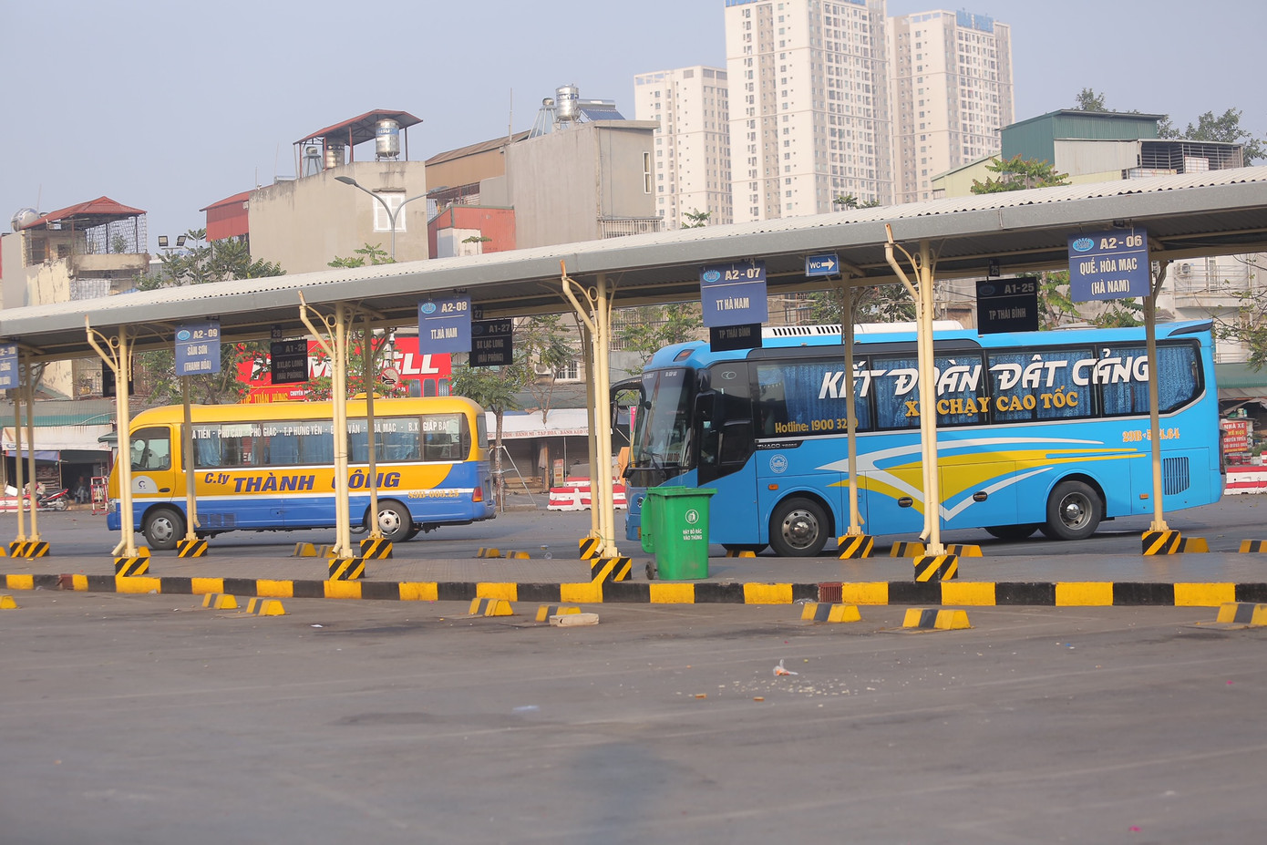 Trên sân chỉ còn lác đác 1 vài xe khách.