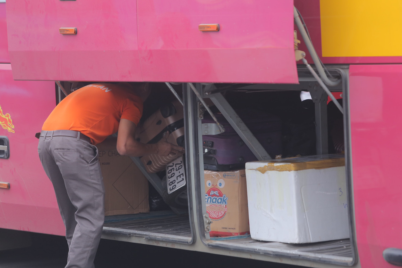 Khoang xe chật cứng hành lý.