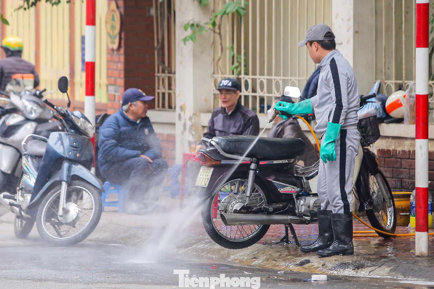 Giá rửa xe máy tăng lên gấp 2, gấp 3 lần so với ngày thường, 40.000-50.000 đồng/lượt rửa. Đến ngày cuối cùng của năm có thể giá còn tăng lên.