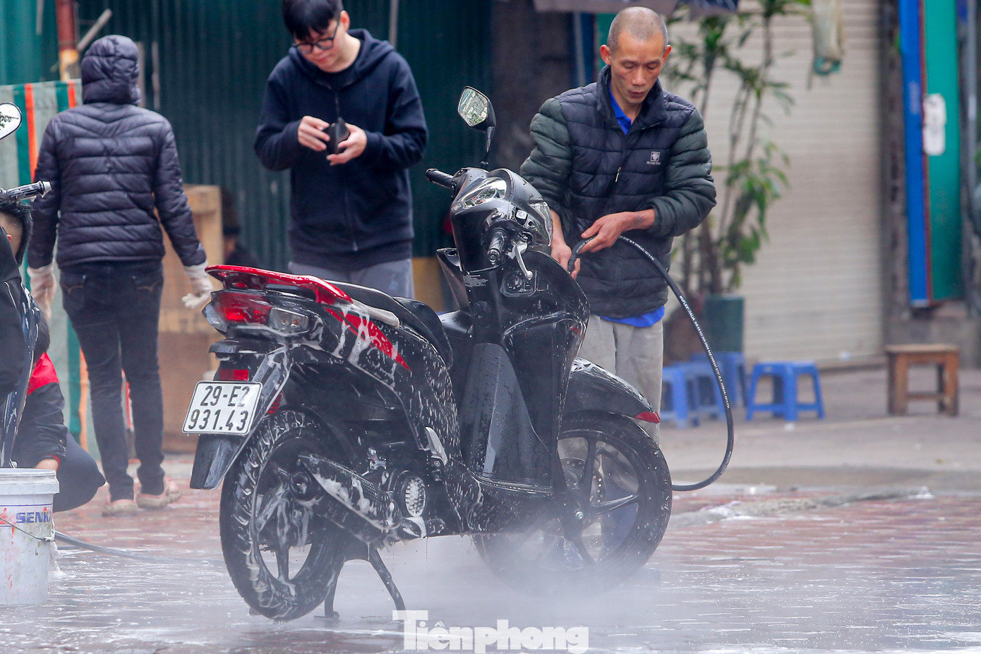 Các chủ cửa hàng xe bội thu trong những ngày cuối cùng của năm.