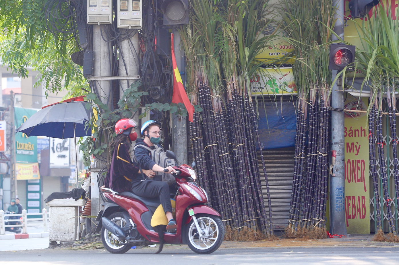 Tục đặt cây mía lộc lên bàn thờ tổ tiên vào dịp Tết là phong tục truyền thống lâu đời của người Việt.