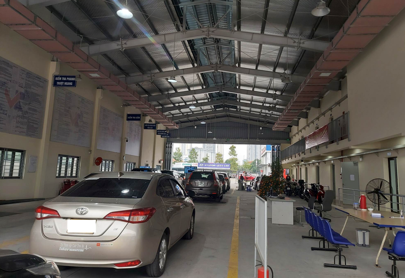 Ngay sáng đầu tiên làm việc, nhiều xe đã tới trung tâm đăng kiểm chờ được kiểm định Ngay sáng đầu tiên làm việc, nhiều xe đã tới trung tâm đăng kiểm chờ được kiểm định