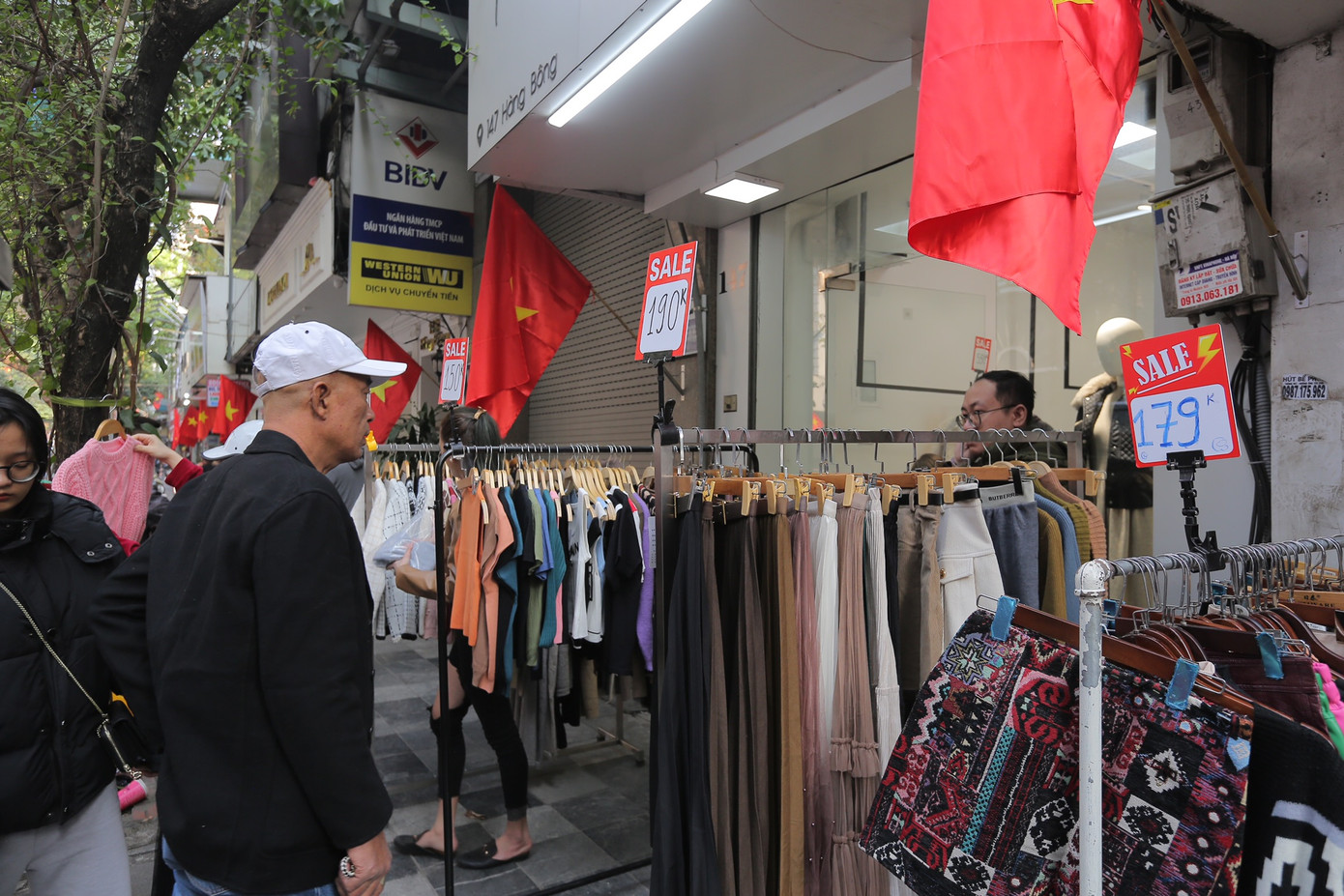 Tuy nhiên nhiều người cho rằng, giá xả hàng không khác gì giá ngày thường.