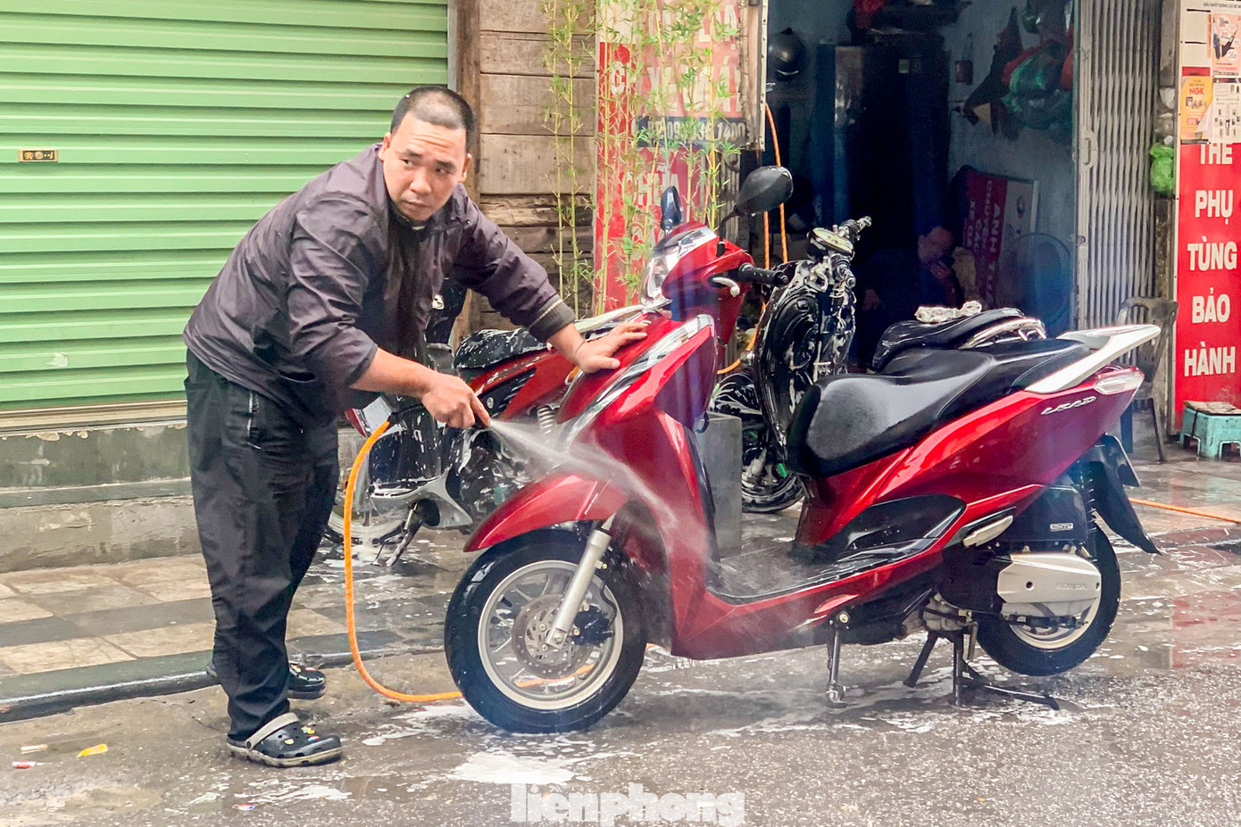 "Vợ chồng tôi trưa còn không kịp nghỉ để ăn cơm", anh Tuân chia sẻ.