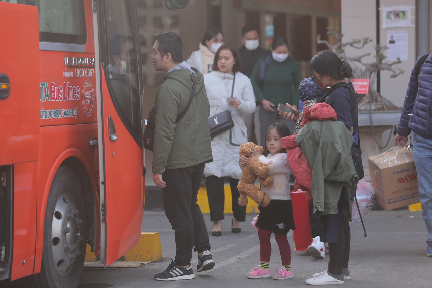 Nhiều người hối hả vì không còn nhiều xe trong chiều nay.