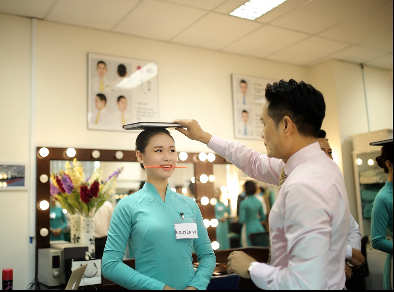 Các kỹ năng phải học của tiếp viên hàng không. Ảnh: Quốc Bảo Các kỹ năng phải học của tiếp viên hàng không. Ảnh: Quốc Bảo