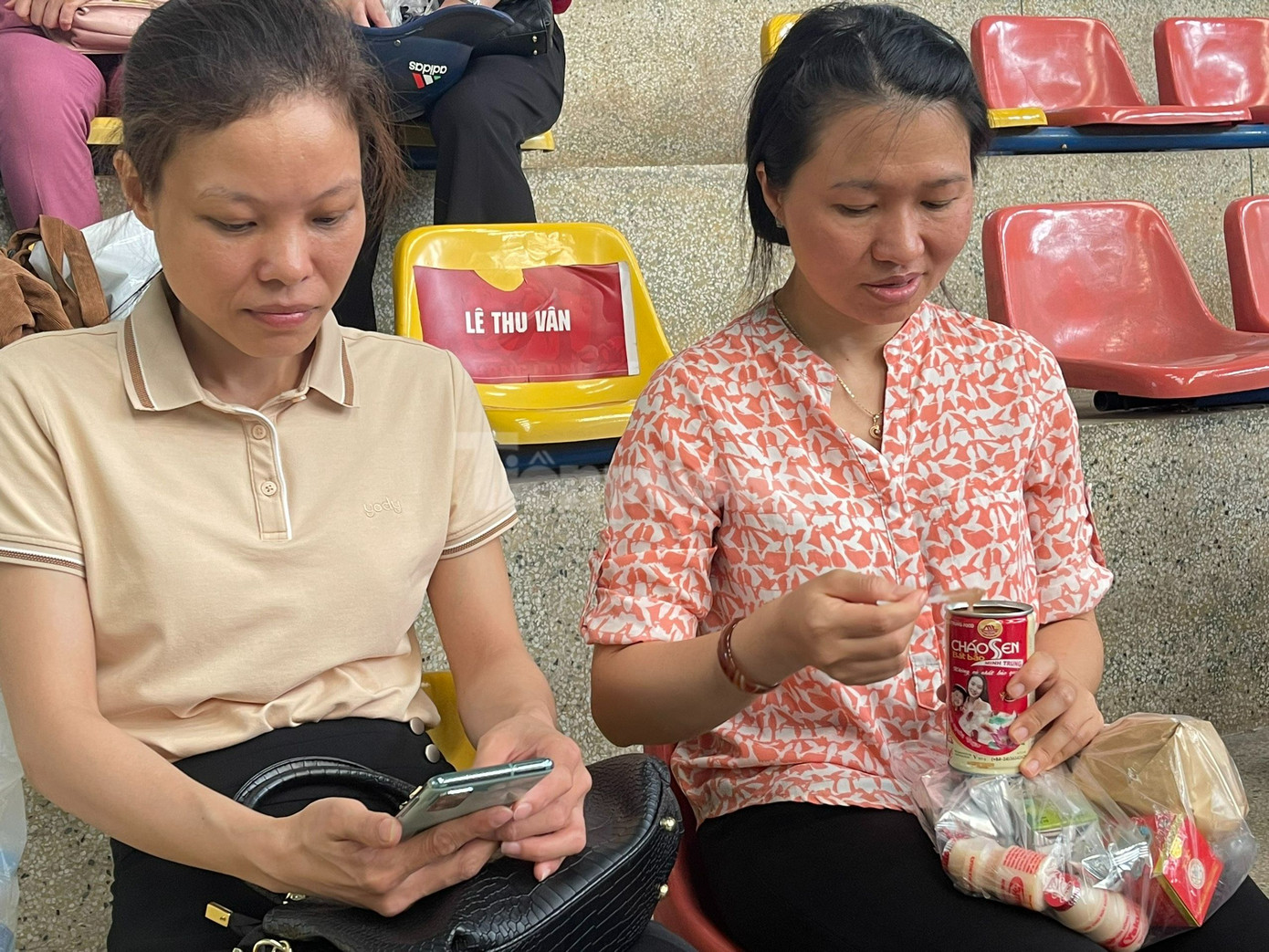 Nhiều phụ huynh vẫn lựa chọn ngồi gần khu vực thi để đợi con.