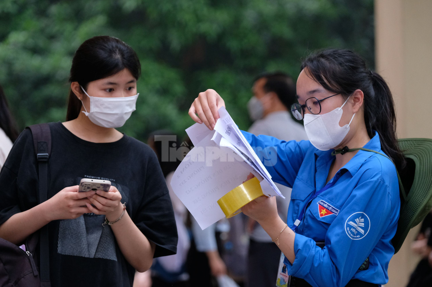 Sinh viên tình nguyện tận tình hỗ trợ thí sinh