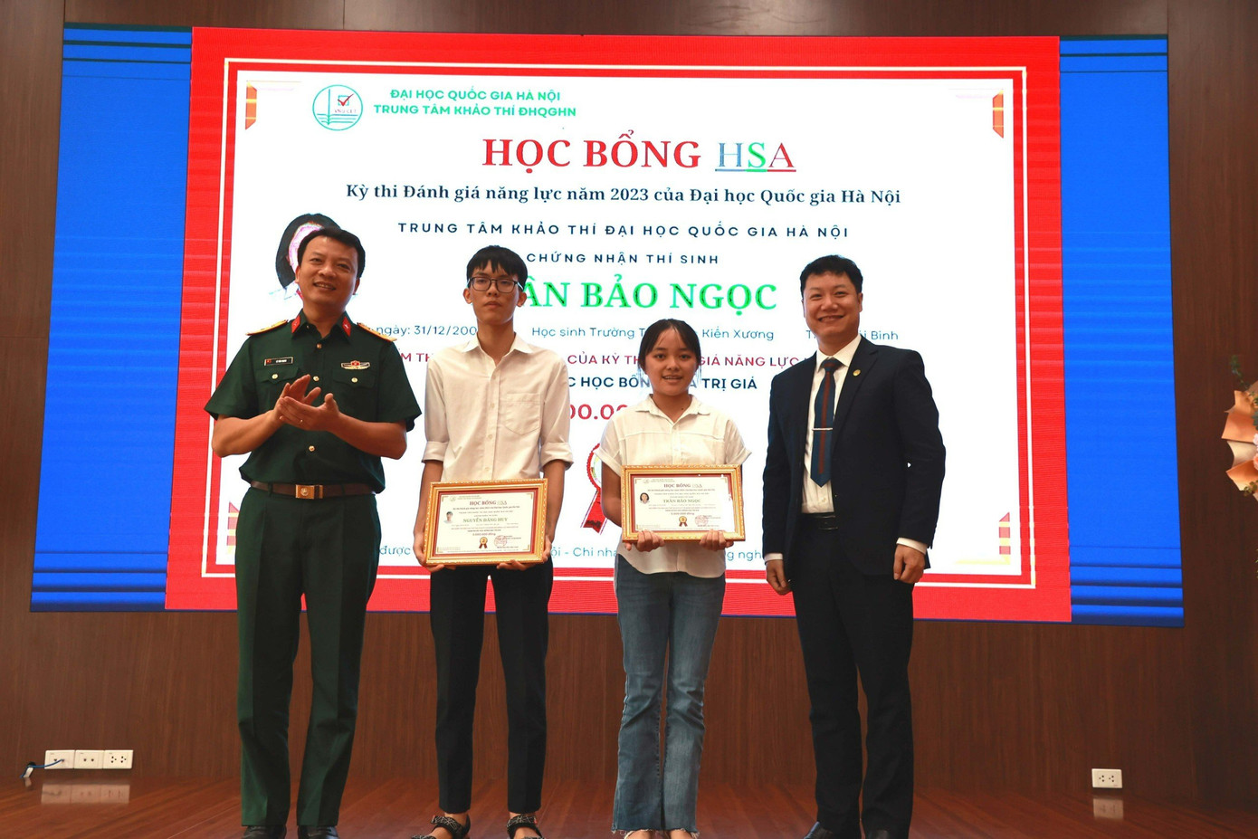 ĐH Quốc gia Hà Nội trao học bổng cho thí sinh đạt điểm cao trong kỳ thi HSA ĐH Quốc gia Hà Nội trao học bổng cho thí sinh đạt điểm cao trong kỳ thi HSA