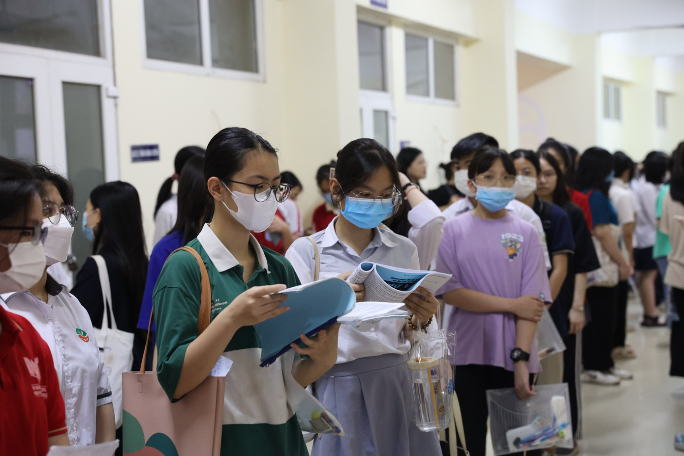 Năm nay, tổng số hồ sơ đăng ký xét tuyển vào lớp 10 Trường THPT chuyên Đại học Sư phạm Hà Nội là trên 6.100, trong khi chỉ tiêu vào trường là 315, tỷ lệ chọi 1/19. Đây là Trường chuyên có tỷ lệ chọi cao nhất trong các trường THPT chuyên tại Hà Nội.