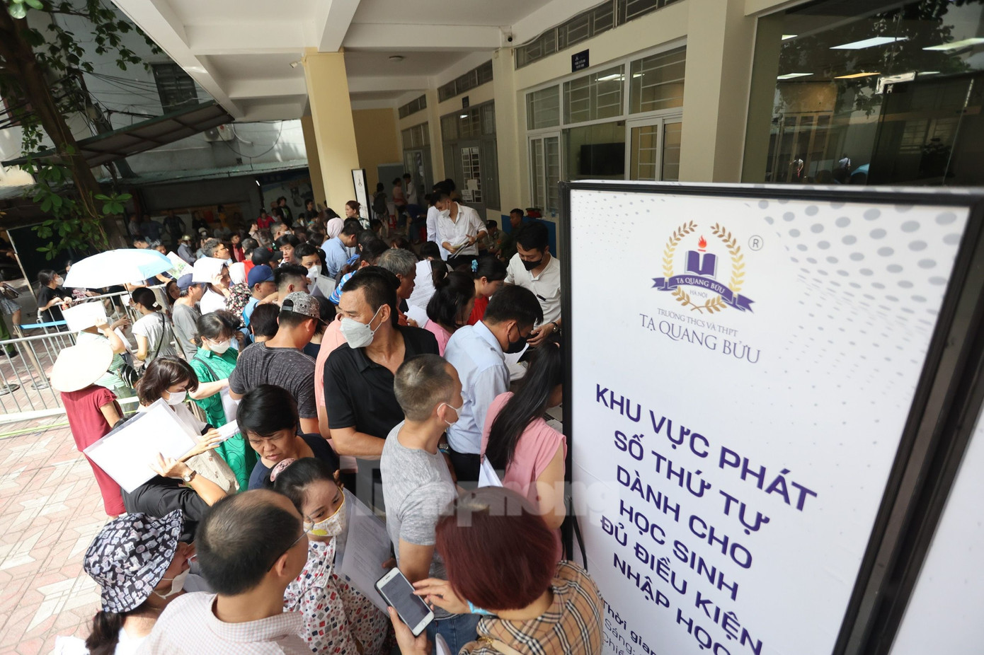 Chen chân đăng ký cho con vào lớp 10.