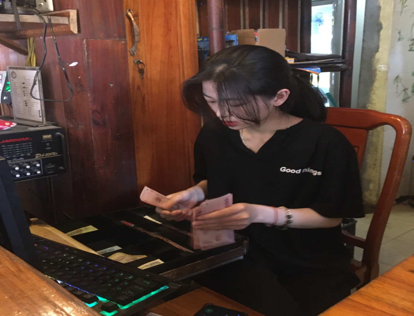 Phan Thị Yến với công việc thu ngân làm thêm buổi tối tại quán cà phê Phan Thị Yến với công việc thu ngân làm thêm buổi tối tại quán cà phê