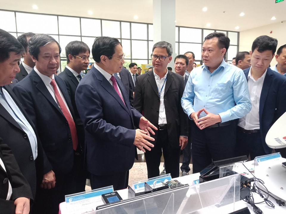 Thủ tướng Phạm Minh Chính quan tâm tới các sản phẩm nghiên cứu của ĐHQGHN Thủ tướng Phạm Minh Chính quan tâm tới các sản phẩm nghiên cứu của ĐHQGHN