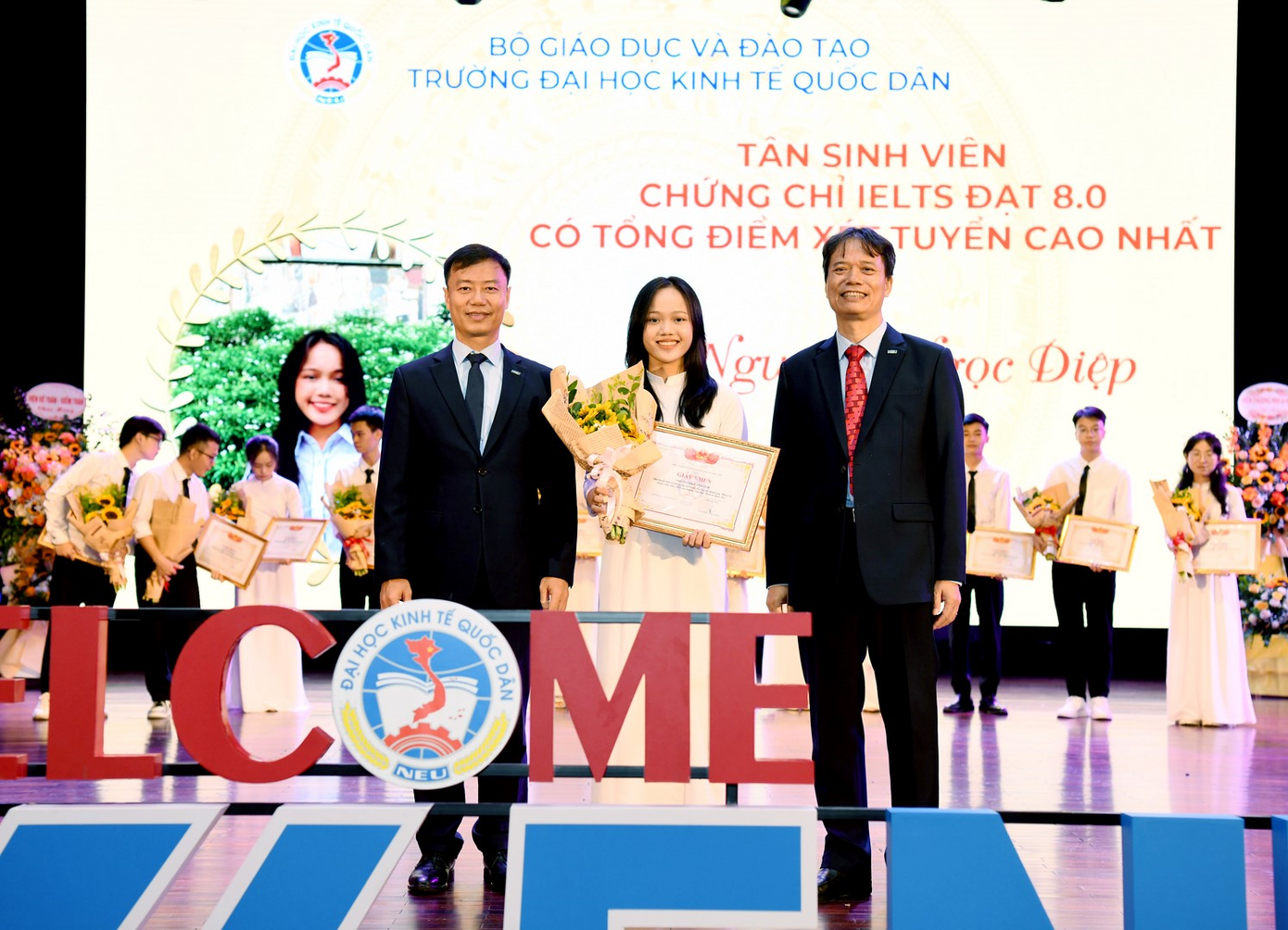 Tân sinh viên có thành tích cao được khen thưởng Tân sinh viên có thành tích cao được khen thưởng