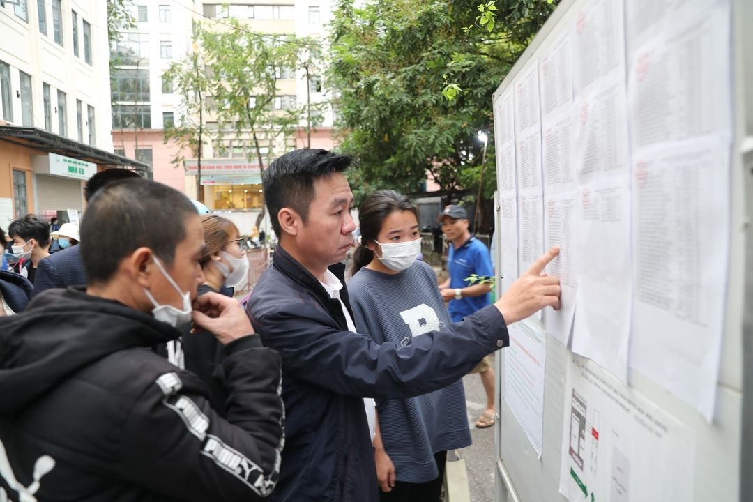 Phụ huynh và thí sinh tra cứu thông tin tại điểm thi Phụ huynh và thí sinh tra cứu thông tin tại điểm thi