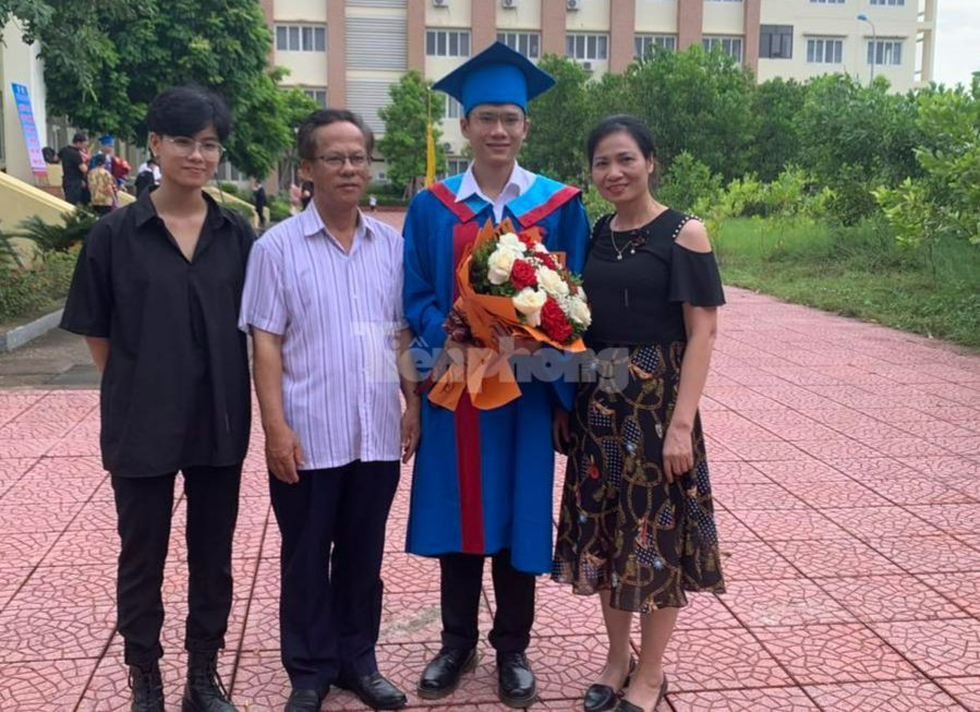 Nguyễn Tăng Lạc Long (đứng thứ hai từ phải sang) cùng gia đình tại lễ tốt nghiệp tổ chức tại phân hiệu Trường ĐH Y Hà Nội tại Thanh Hóa sáng 12/8. Ảnh: Nghiêm Huê Nguyễn Tăng Lạc Long (đứng thứ hai từ phải sang) cùng gia đình tại lễ tốt nghiệp tổ chức tại phân hiệu Trường ĐH Y Hà Nội tại Thanh Hóa sáng 12/8. Ảnh: Nghiêm Huê
