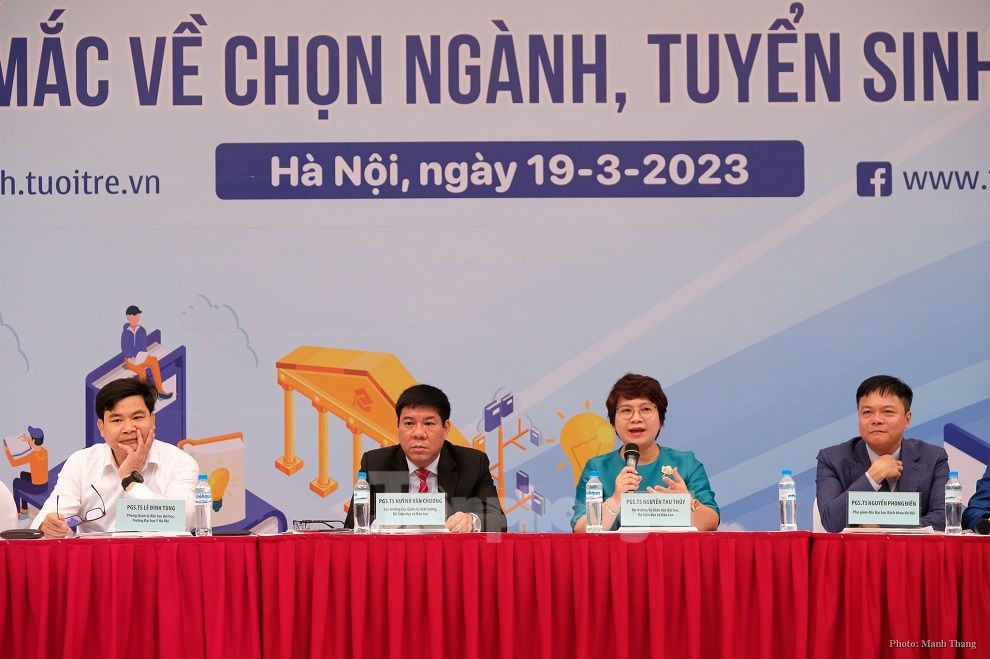 Ban tư vấn giải đáp các thắc mắc của thí sinh Ban tư vấn giải đáp các thắc mắc của thí sinh