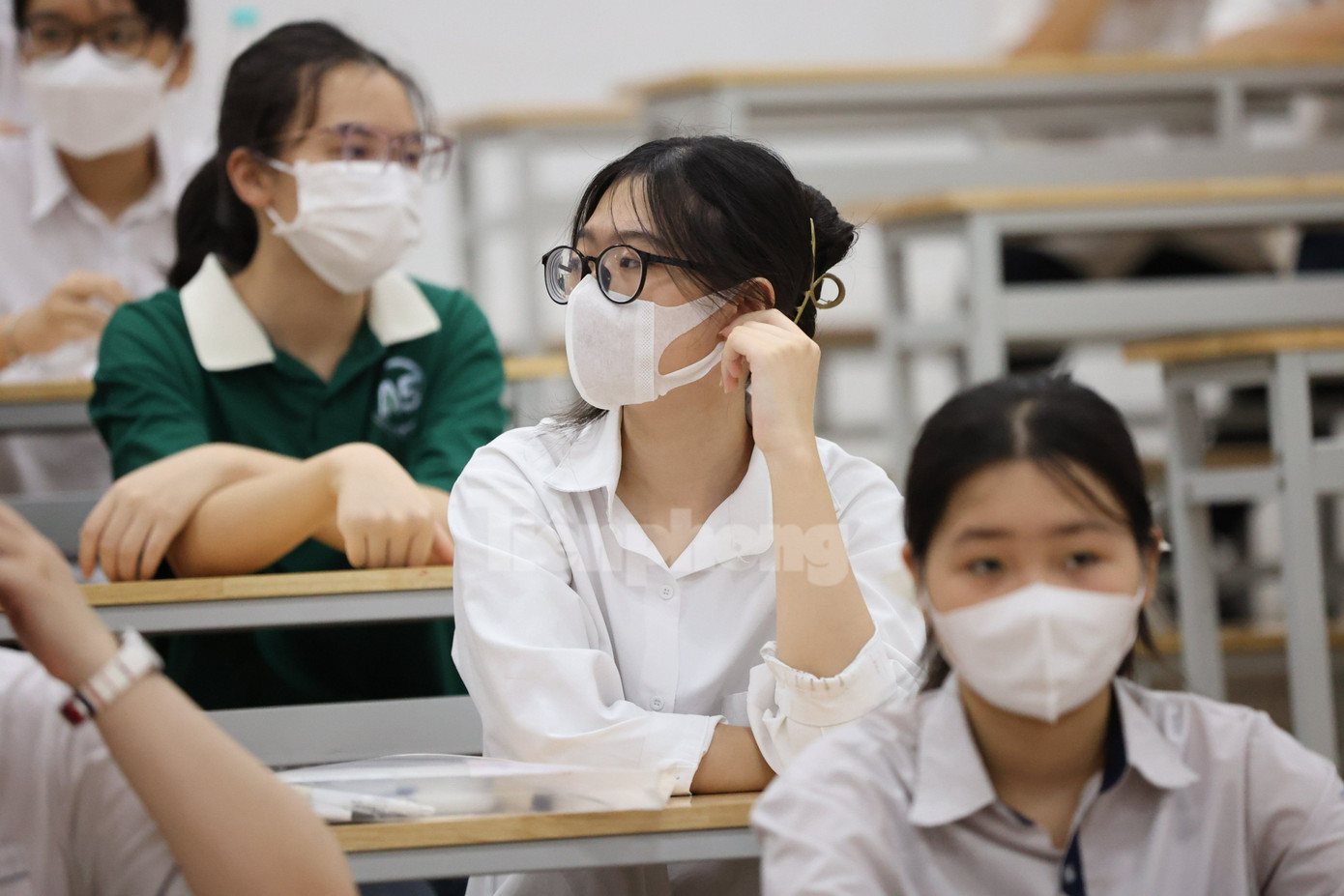 Kỳ thi diễn ra đúng đợt nắng nóng của miền Bắc nên phụ huynh, thí sinh khá vất vả. Theo đại diện của Trường ĐH Sư phạm Hà Nội, các phòng thi đều bật điều hòa để thí sinh có thể làm bài tốt nhất trong điều kiện nắng nóng.