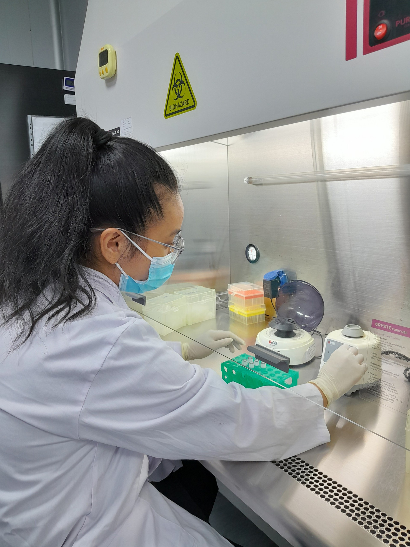 Đỗ Minh Ngọc trong phòng lab của Trường ĐH Khoa học Tự nhiên - ĐH Quốc gia Hà Nội