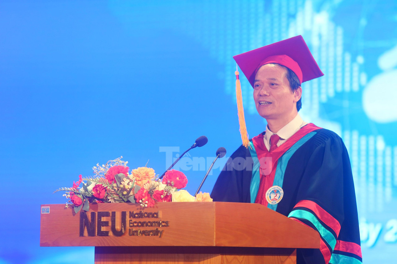 GS. TS Phạm Hồng Chương phát biểu chúc mừng các tân cử nhân