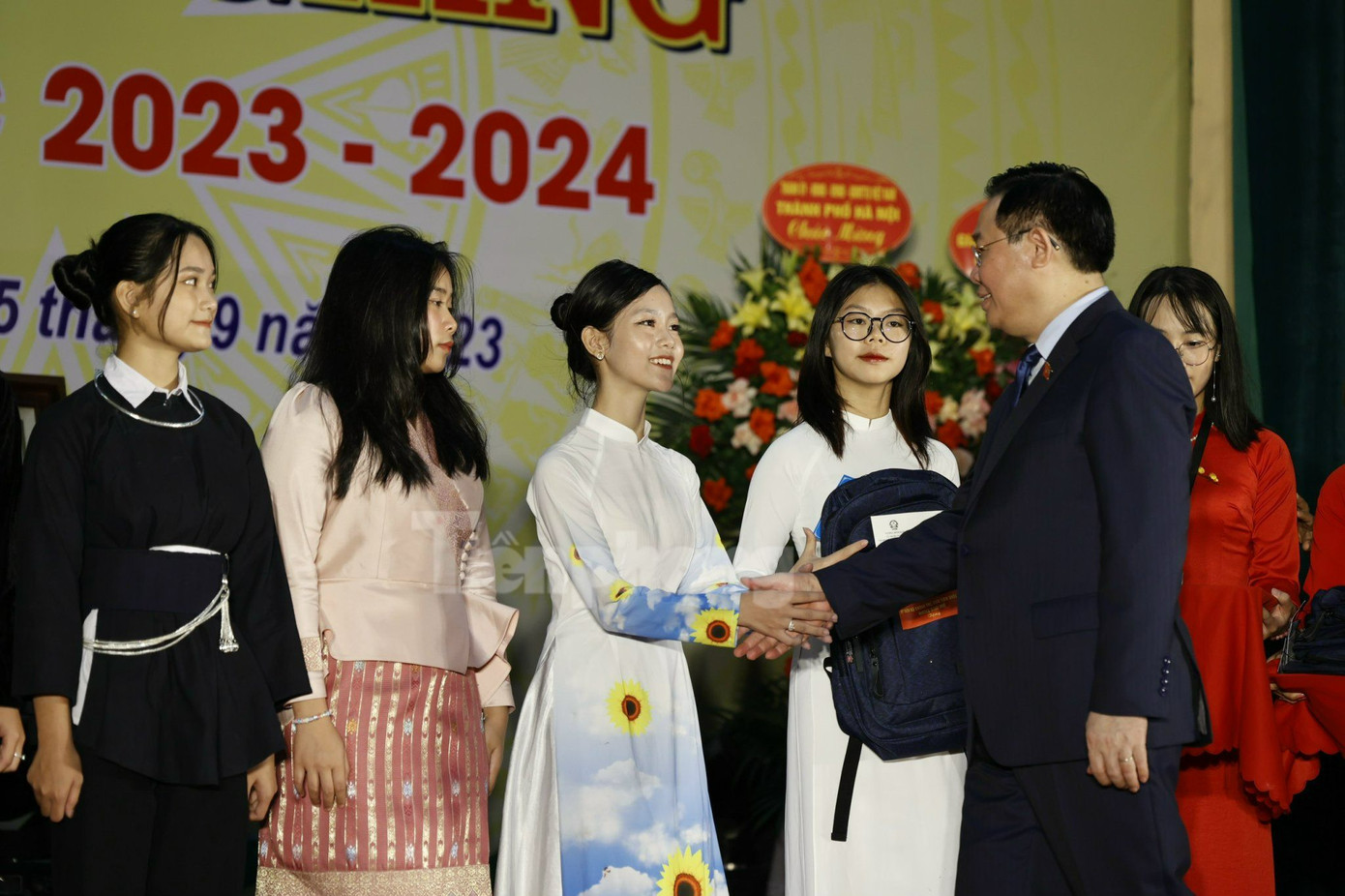 Chủ tịch Quốc hội Vương Đình Huệ trao quà cho 10 em học sinh tiêu biểu của trường. Chủ tịch Quốc hội Vương Đình Huệ trao quà cho 10 em học sinh tiêu biểu của trường.