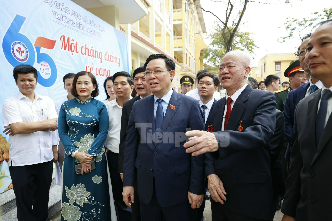 Trò chuyện cùng các nhà giáo, cán bộ quản lý, nguyên cán bộ quản lý của Trường Trò chuyện cùng các nhà giáo, cán bộ quản lý, nguyên cán bộ quản lý của Trường