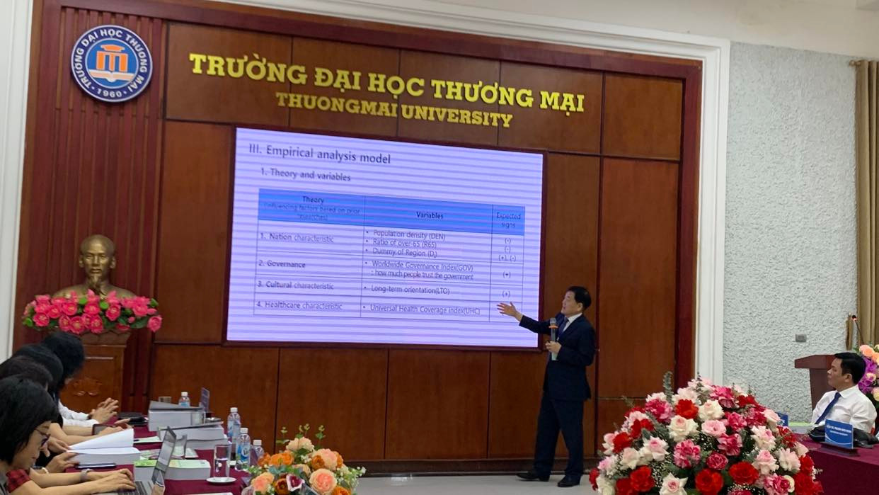 Đại diện trường Đại học Quốc gia Chung Nam, Hàn Quốc trình bày tham luận tại hội thảo