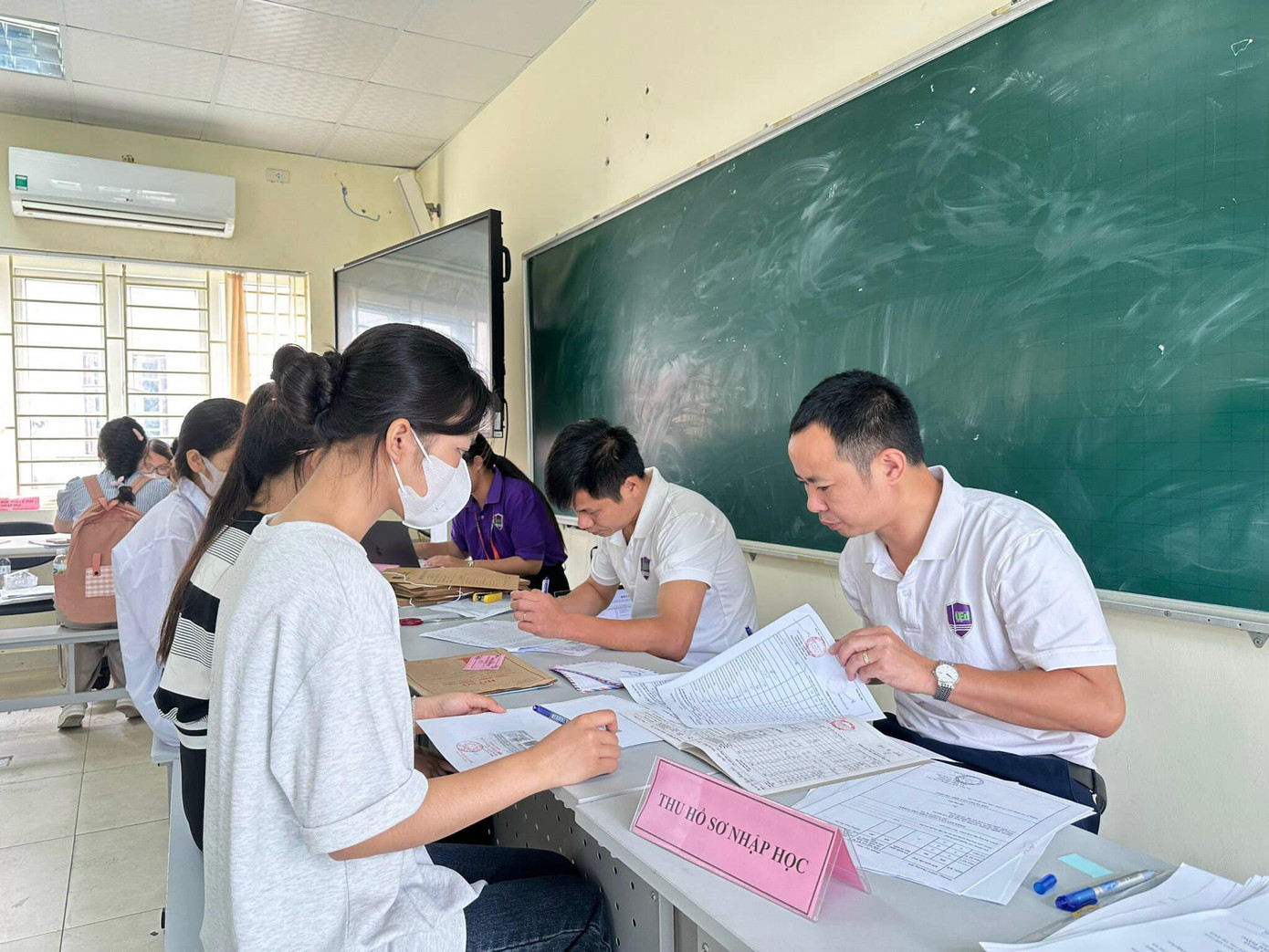 Thí sinh làm thủ tục nhập học tại Trường ĐH Giáo dục - ĐH Quốc gia Hà Nội. Ảnh: Trường ĐH Giáo dục