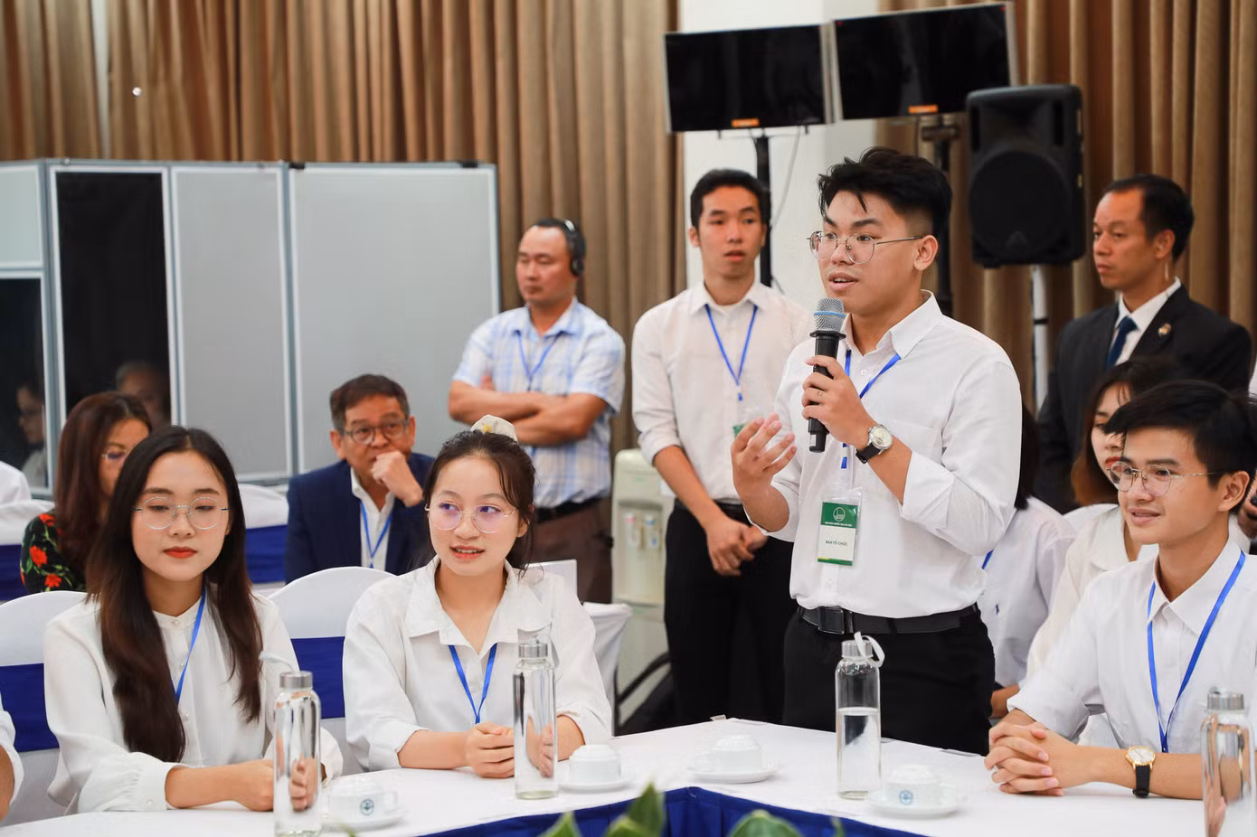 Sinh viên ĐH Quốc gia Hà Nội giao lưu cùng hai Thủ tướng và hai Phu nhân