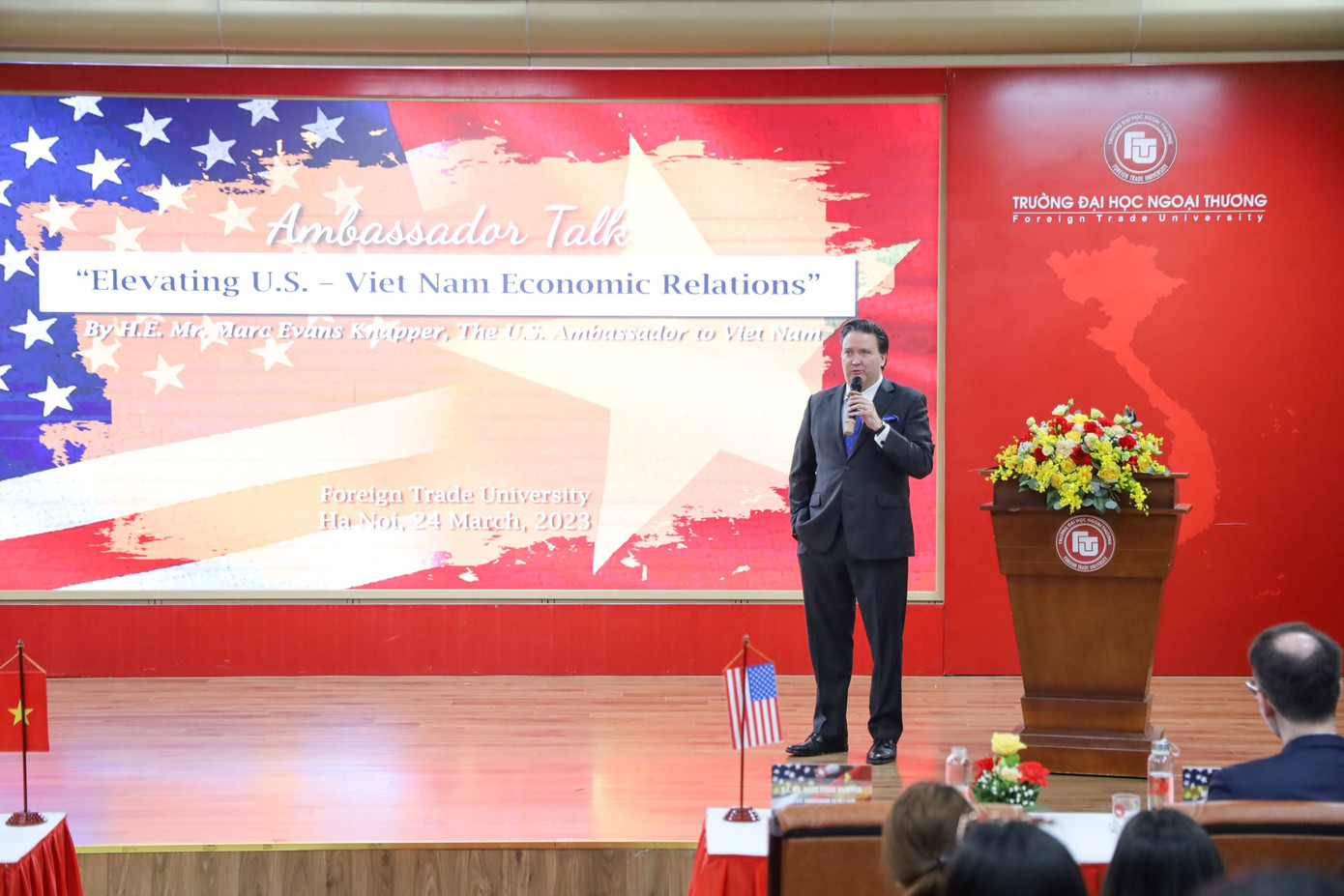 Đại sứ Marc. E. Knapper nói chuyện với sinh viên Trường ĐH Ngoại thương