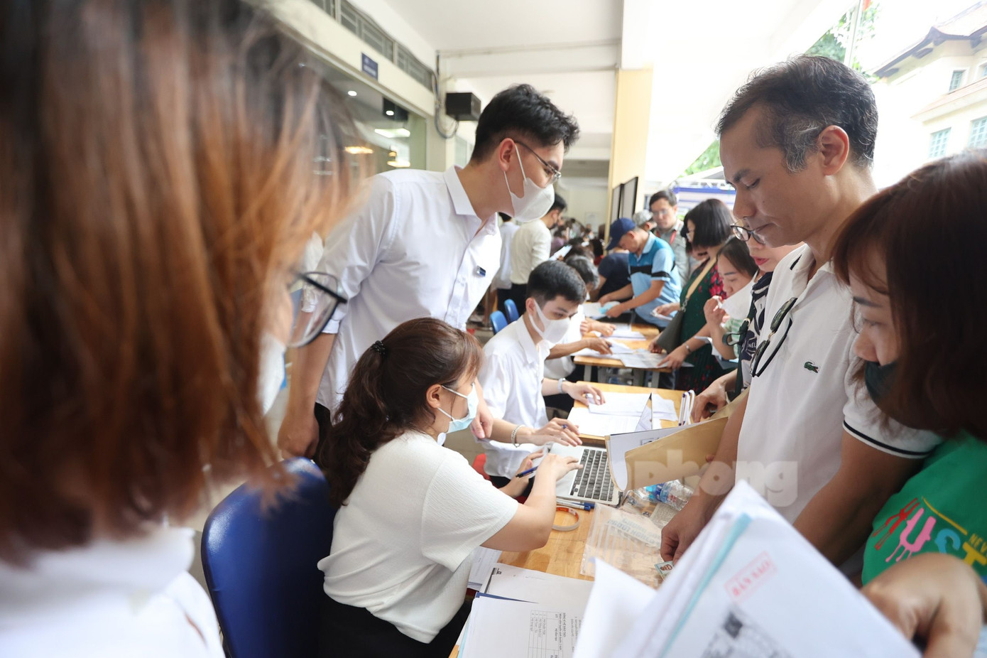 Nộp hồ sơ tuyển sinh lớp 10 tại Trường THPT Tạ Quang Bửu ngày 5/7. Ảnh: Trọng Tài