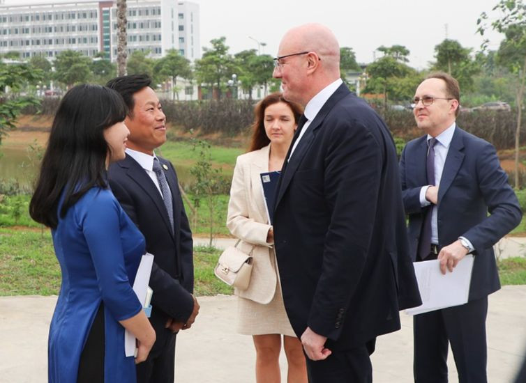 Phó Thủ tướng Liên bang Nga trò chuyện với cán bộ Đại học Quốc gia Hà Nội.