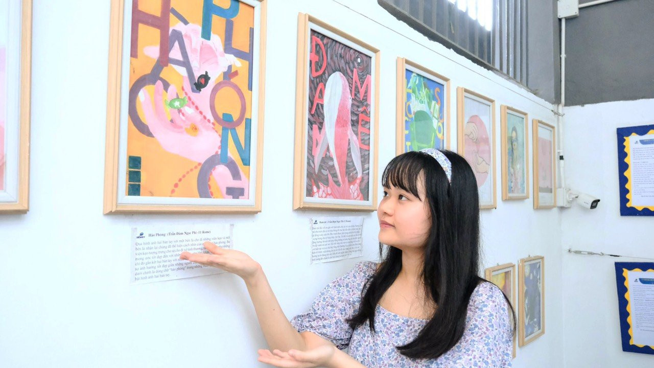 Trần Đàm Ngọc Phi giới thiệu tác phẩm của mình. Trần Đàm Ngọc Phi giới thiệu tác phẩm của mình.