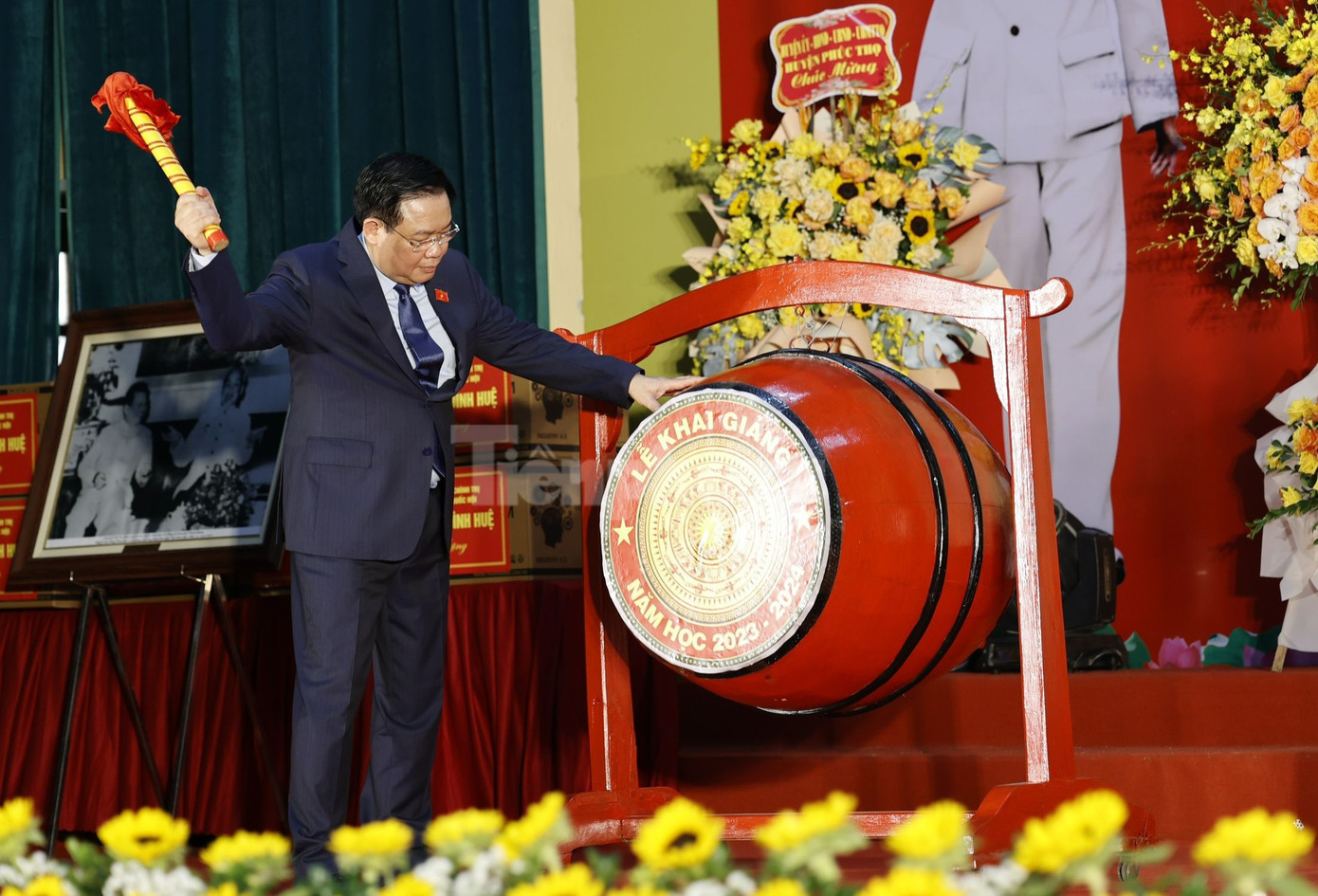 Chủ tịch Quốc hội Vương Đình Huệ đánh trống khai trường chính thức bắt đầu năm học mới 2023 - 2024. Chủ tịch Quốc hội Vương Đình Huệ đánh trống khai trường chính thức bắt đầu năm học mới 2023 - 2024.