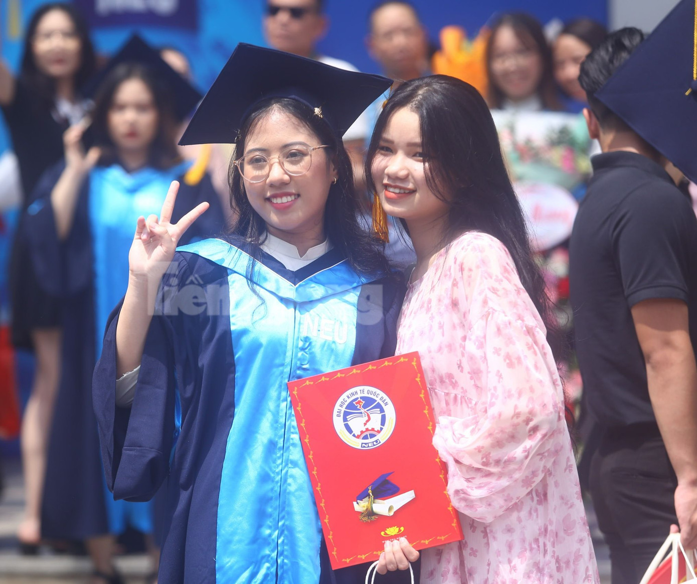 Niềm vui của sinh viên bên gia đình tại lễ tốt nghiệp