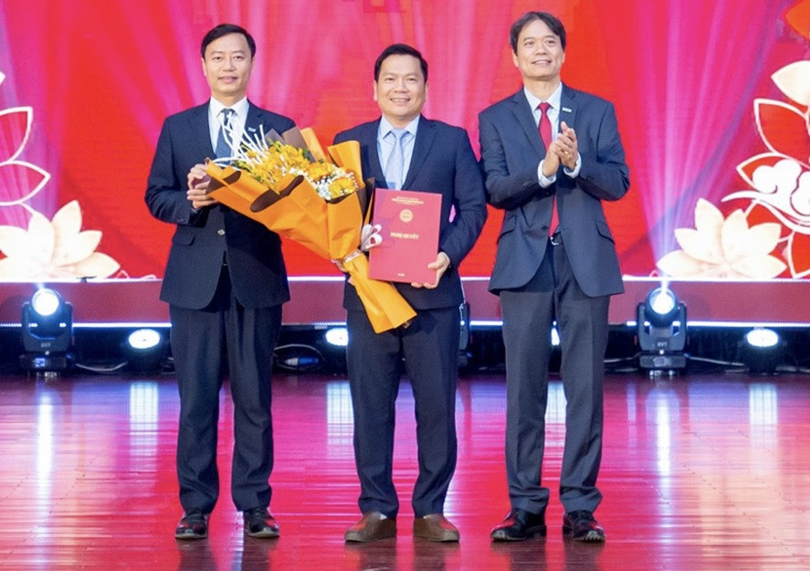 PGS Nguyễn Thành Hiếu (người đứng giữa) nhận quyết định bổ nhiệm