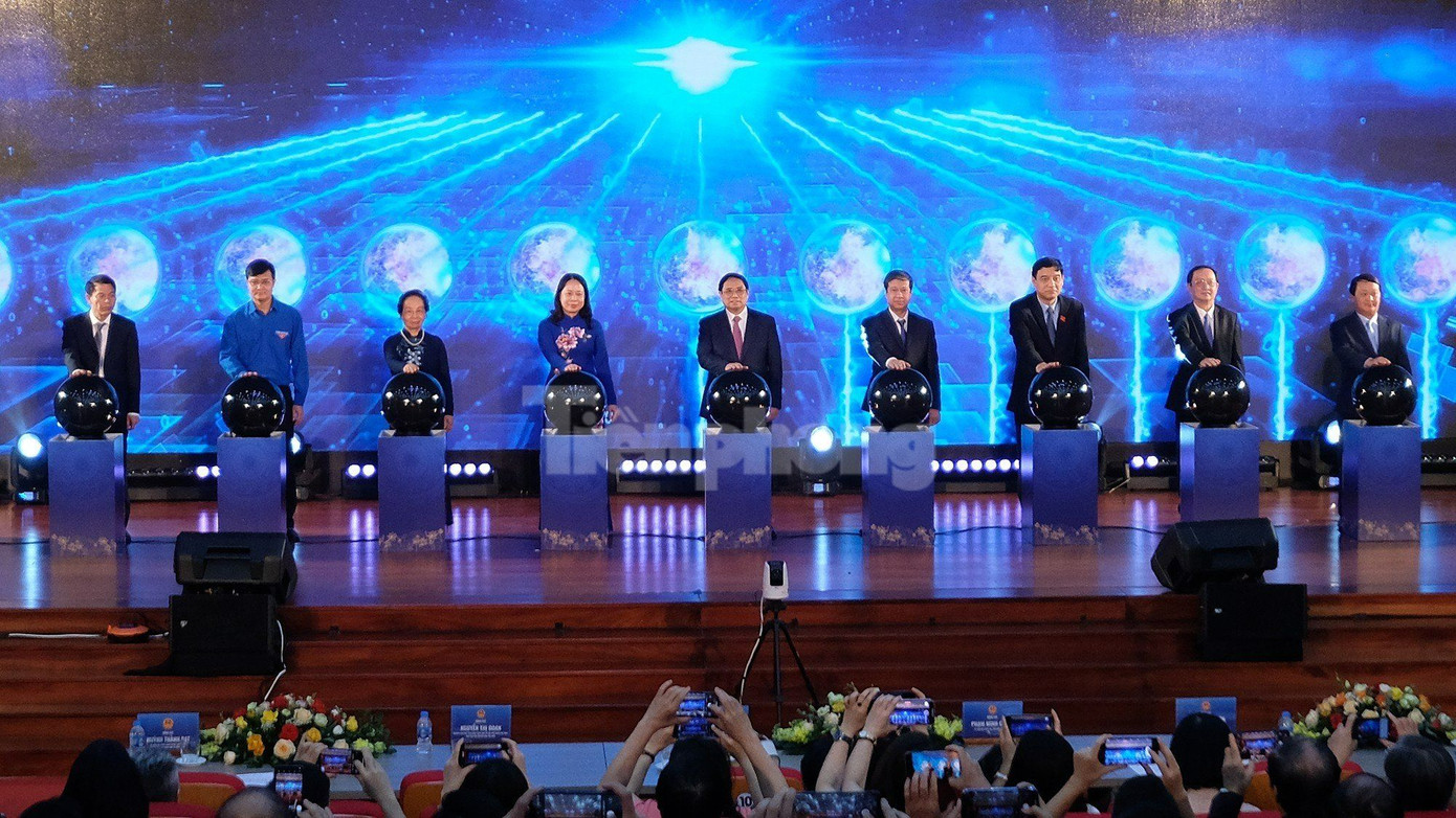 Thủ tướng và các đại biểu phát động phong trào học tập suốt đời Thủ tướng và các đại biểu phát động phong trào học tập suốt đời