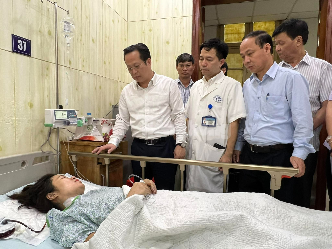 Lãnh đạo Sở GD&amp;ĐT Hà Nội thăm hỏi, động viên giáo viên, học sinh đang điều trị tại bệnh viện.