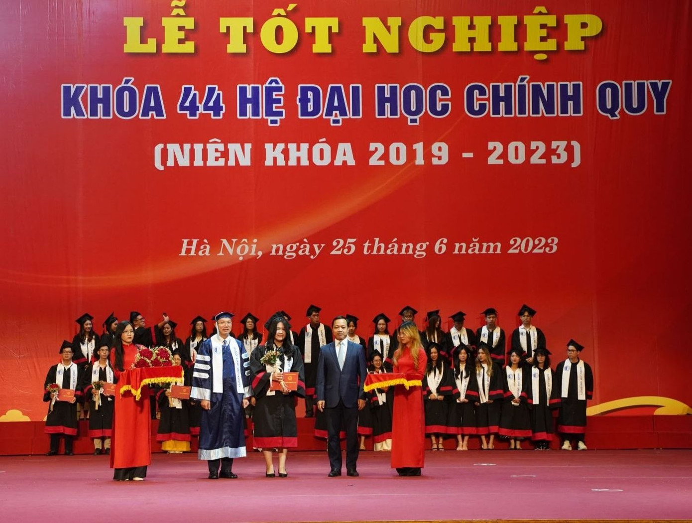 Sinh viên ngành Luật trong lễ tốt nghiệp Sinh viên ngành Luật trong lễ tốt nghiệp